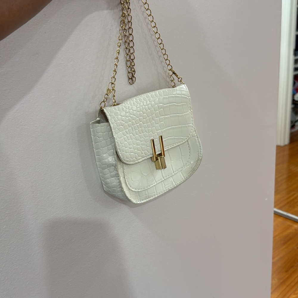 Elegant White Croc-Embossed Chain Bag